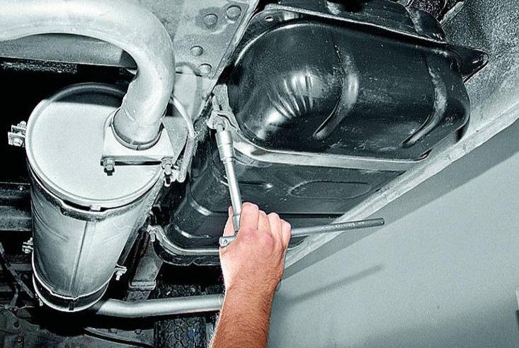 Entfernen und Reparieren des Kraftstofftanks eines Gazelle-Autos