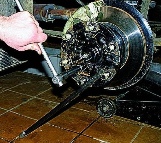 Ersetzen der Bremsscheibe des Vorderrads eines Gazelle-Autos