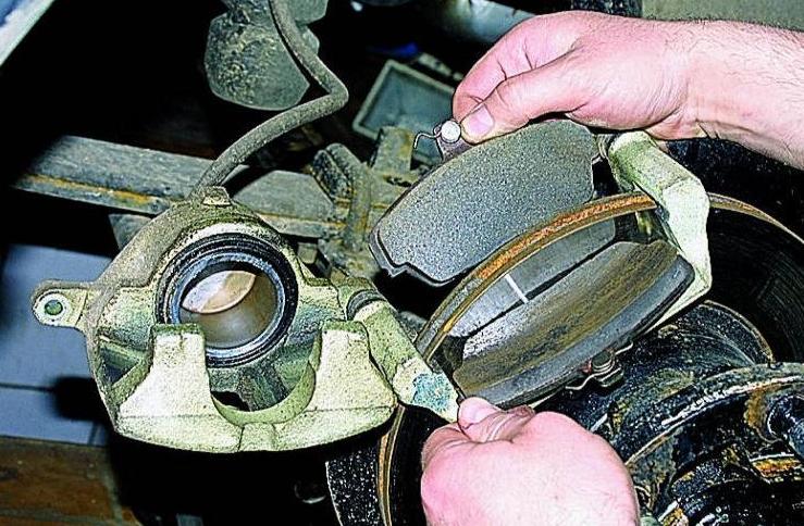 Replacing the brake pads on the front wheel of a Gazelle car