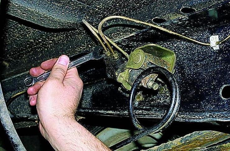 Replacing and adjusting the brake force regulator of a Gazelle car