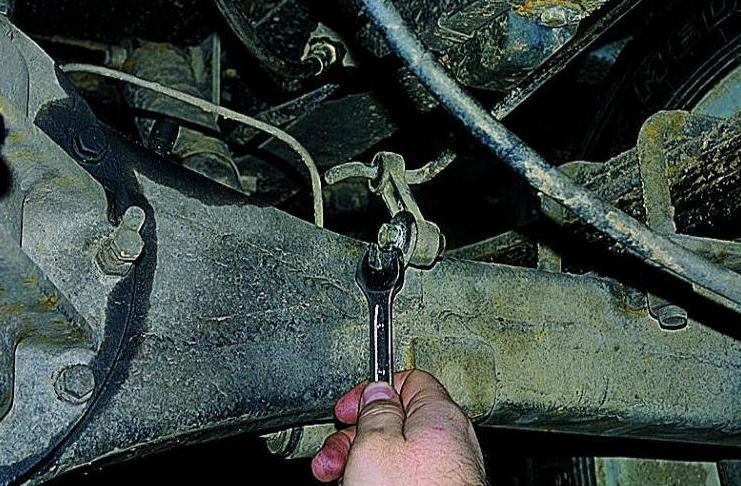 Replacement and adjustment of the brake force regulator of the Gazelle car