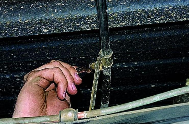 Repair and adjustment of the parking brake of a car Gazelle