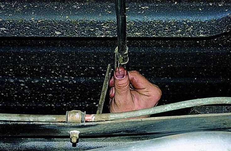 Reparatur und Einstellung der Feststellbremse eines Gazelle-Autos