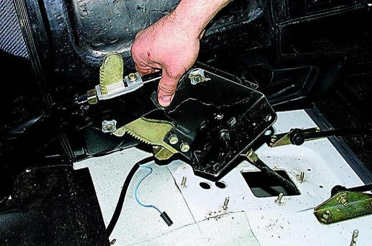 Reparatur und Einstellung der Feststellbremse eines Gazelle-Autos car