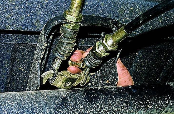 Reparatur und Einstellung der Feststellbremse eines Gazelle-Autos car