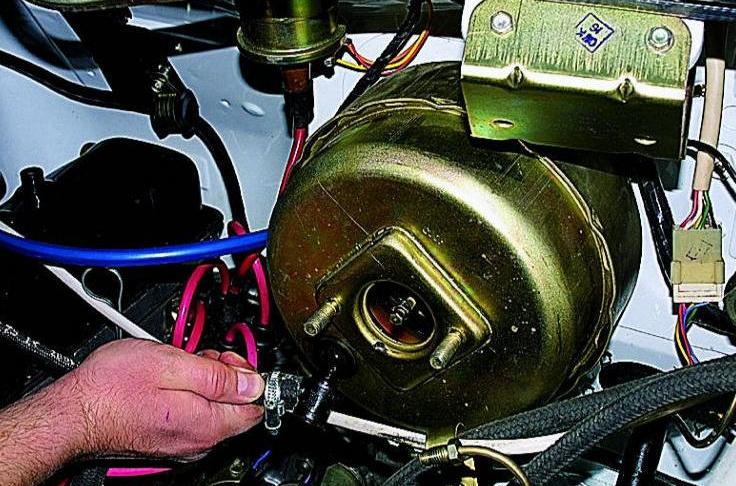 Replacement of the vacuum brake booster of the Gazelle car 
