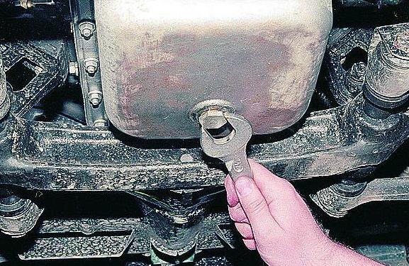 Öl und Ölfilter eines Gazelle-Automotors wechseln