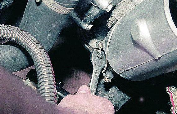 Changing the oil and oil filter of a Gazelle car engine