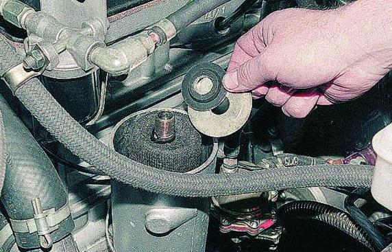 Cambio de aceite y filtro de aceite de un motor de automóvil Gazelle