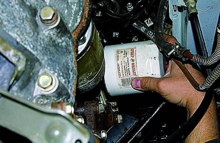 Changing the oil and oil filter of a Gazelle car engine