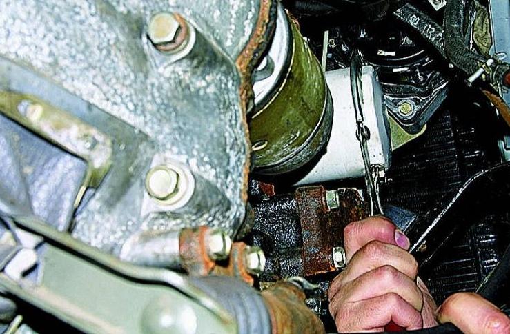 Wechsel des Öls und Ölfilter eines Gazelle-Automotors