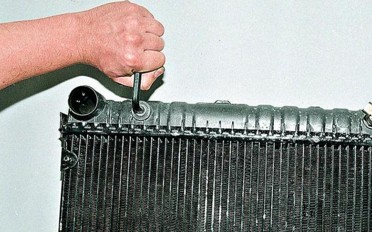 Replacing the radiator of the Gazelle car cooling system