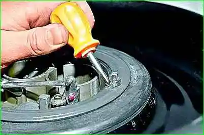 Extracción del carcasa del filtro de aire del motor ZMZ-402 Extracción de la carcasa del filtro de aire del motor ZMZ-402