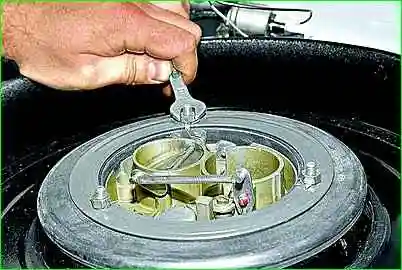 Extracción del carcasa del filtro de aire del motor ZMZ-402 Extracción de la carcasa del filtro de aire del motor ZMZ-402