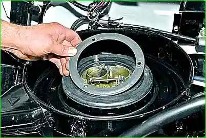 Extracción del carcasa del filtro de aire del motor ZMZ-402 Extracción de la carcasa del filtro de aire del motor ZMZ-402