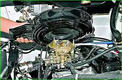 Extracción del carcasa del filtro de aire del motor ZMZ-402 Extracción de la carcasa del filtro de aire del motor ZMZ-402