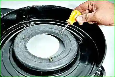 Extracción del carcasa del filtro de aire del motor ZMZ-402 Extracción de la carcasa del filtro de aire del motor ZMZ-402