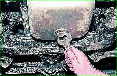 Replacing the oil and oil filter of the GAZ-2705 engine with the ZMZ-402 engine
