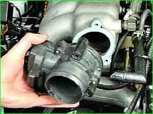 ZMZ-40524 қозғалтқышының дроссельдік блогын алу және орнату