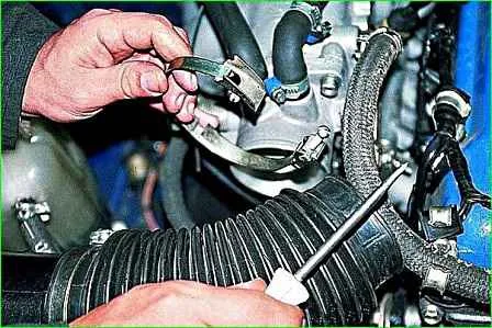 Cómo ajustar la válvula de mariposa del automóvil GAZ-2705