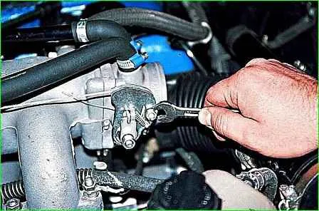 Cómo ajustar la válvula de mariposa del automóvil GAZ-2705