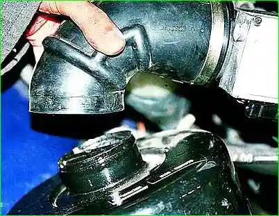 Reemplazo del elemento filtrante del filtro de aire del motor ZMZ-406 Reemplazo del elemento filtrante del filtro de aire del motor ZMZ -406