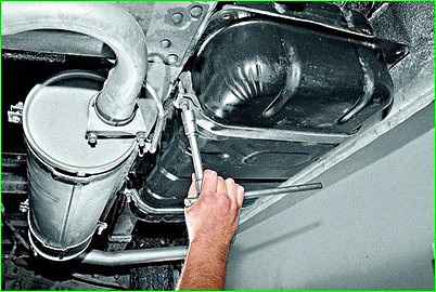 Removing the tank of the car van GAZ-2705