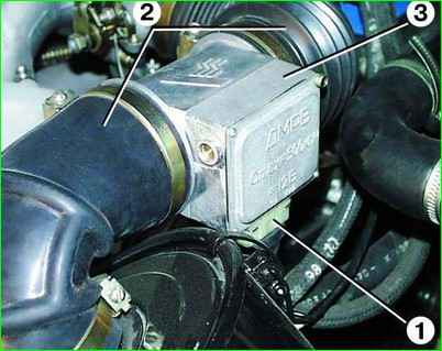 Removing and installing the mass air flow sensor