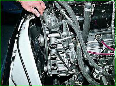 Reemplazo y ajuste de la tensión de las correas de transmisión de las unidades con motor ZMZ-402