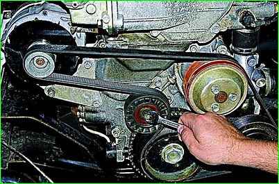 Reemplazo y ajuste de la tensión de la correa de transmisión de unidades con motor ZMZ-406