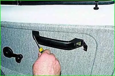Removing front door trim GAZ-2705