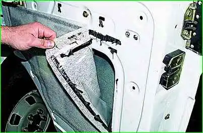 Removing front door trim GAZ-2705