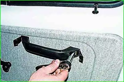 Removing front door trim GAZ-2705