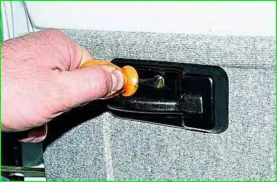 Removing front door trim GAZ-2705