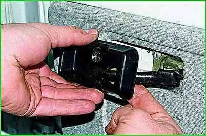 Removing front door trim GAZ-2705