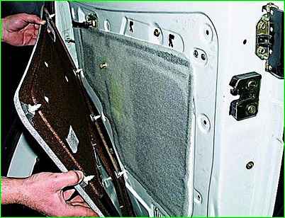 Removing front door trim GAZ-2705
