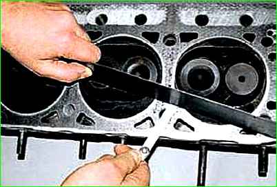 Removing and installing the cylinder head