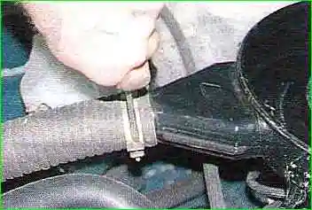 Extracción e instalación del carburador GAZ-2705