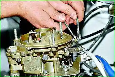 Extracción e instalación del carburador GAZ-2705