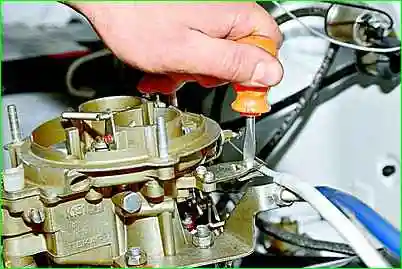 Extracción e instalación del carburador GAZ-2705