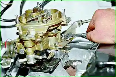 Extracción e instalación del carburador GAZ-2705