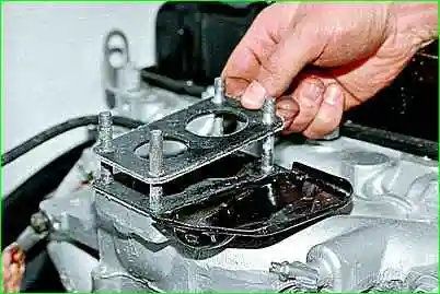 Extracción e instalación del carburador GAZ-2705