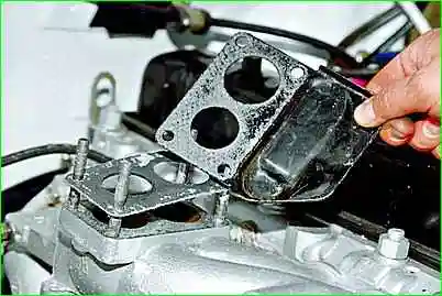 Extracción e instalación del carburador GAZ-2705