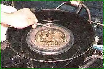 Extracción e instalación del carburador GAZ-2705