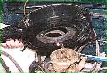 Extracción e instalación del carburador GAZ-2705