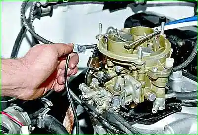 Extracción e instalación del carburador GAZ-2705