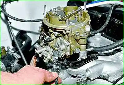 Extracción e instalación del carburador GAZ-2705