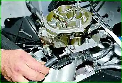 Extracción e instalación del carburador GAZ-2705