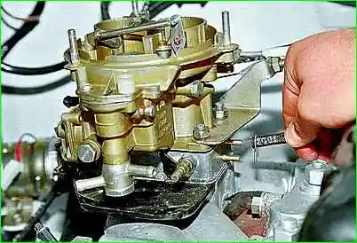 Extracción e instalación del carburador GAZ-2705