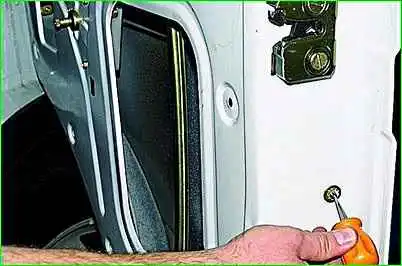 Removing the front door lock GAZ-2705